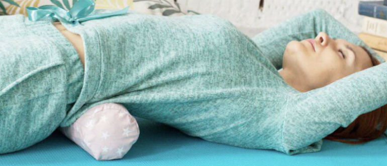 Как правильно лежать на валике из полотенца для здоровой спины