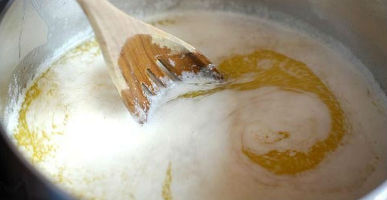 Топленое кипящее масло для приготовления пищи. Масло гхи приготовление. Масло гхи на водяной бане. Растопленное сливочное масло. Топленое масло гхи в кастрюле.